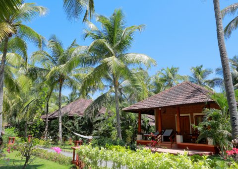 Paradiesische Anlage des Nattika Beach Resort in Kerala