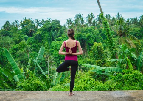 Yoga-Übungen mit Blick ins grüne auf Bali