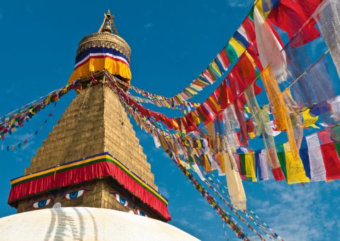 Auf Ihrer Reise nach Nepal warten viele bunte Gebetsfahnen auf Sie