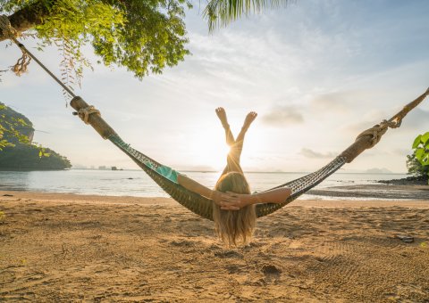 Traumhafte Aussicht auf das Meer von der Hängematte aus in Thailand