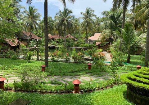 Die weitläufige Anlage des Sitaram Beach Retreat ist gesäumt von unzähligen Palmen 
