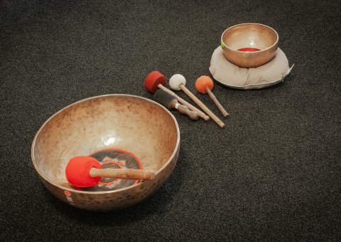 Klangschalen tragen während der Ayurveda Kur zur Entspannung bei