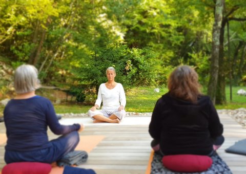 Meditation unter freiem Himmel im Hotel Balatura