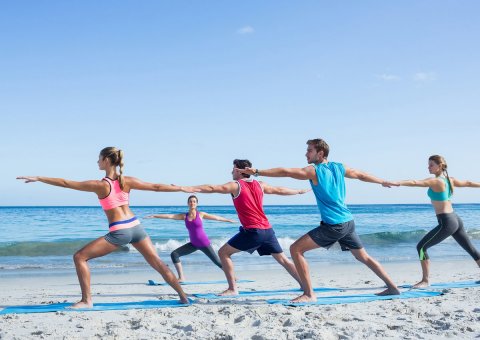 Genießen Sie achtsame Yogastunden direkt am Strand.