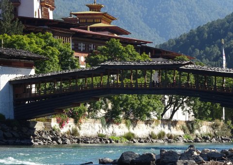 Die alte Brücke am Kloster verbindet die beiden Ufer am Bergfluss