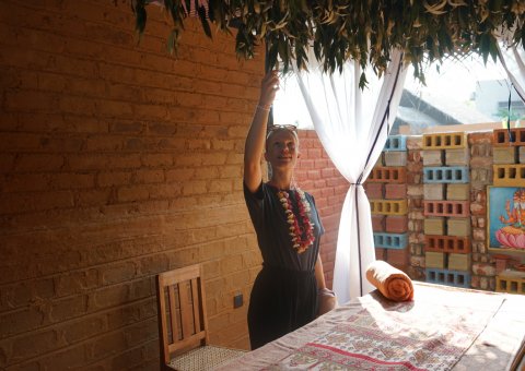 Sanfter Wind raschelt bei Ihrer Ayurveda Behandlung durch das Blätterdach über Ihnen