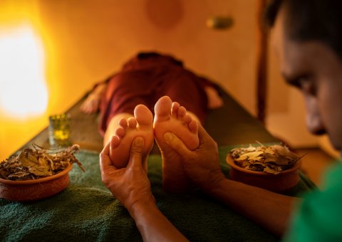 Entspannen Sie bei einer ayurvedischen Fußmassage im Sathya Ayurveda Hotel