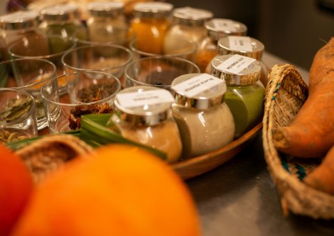 Probieren Sie sich durch die ayurvedischen Gewürze 