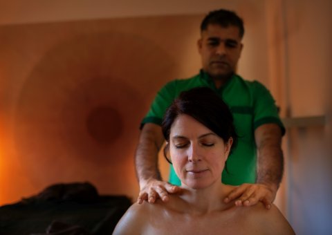 Die Therapeuten sind ausgebildet und geben ayurvedische Massagen