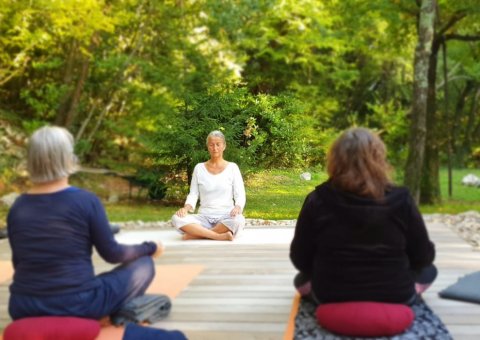 Meditation unter freiem Himmel im Hotel Balatura