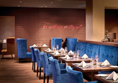 Strahlende Farben im Restaurant Bereich des Resorts