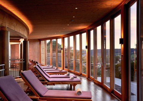Vom Spa Ruhebereich aus die wunderschöne Aussicht genießen