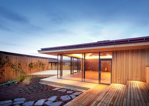 Die moderne Terrasse des Yoga Bereiches