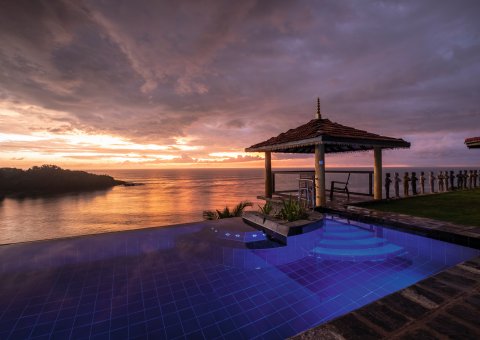 Erleben Sie traumhafte Sonnenuntergänge am Pool