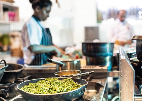 In der Küche der HIRU Villa werden leckere ayurvedische Gerichte für Sie zubereitet