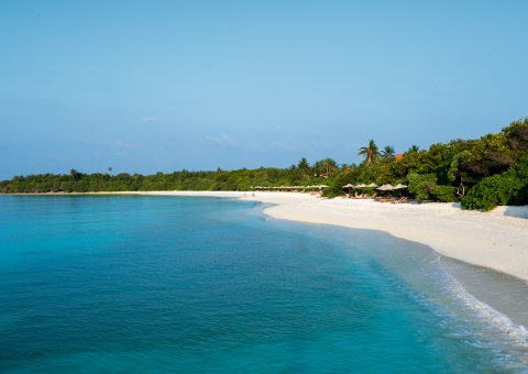 Der weiße Sandstrand lädt zu Spaziergängen ein