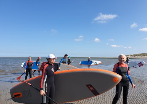 Strahlende Gesichter nach dem Stand Up Paddeling auf dem Meer