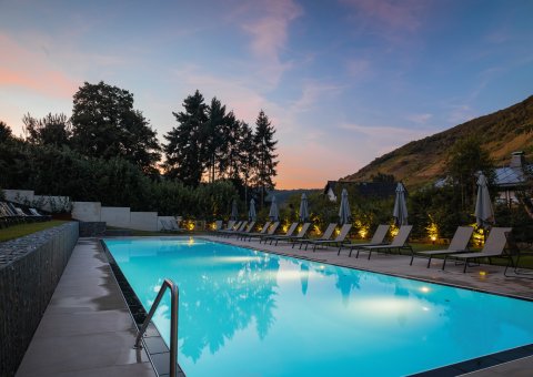 Der Pool mit einer traumhaften Aussicht in die Natur