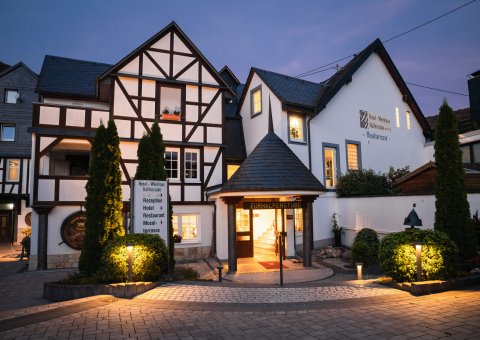 Der Eingang des Hotels Halfenstube erstrahlt auch am Abend 