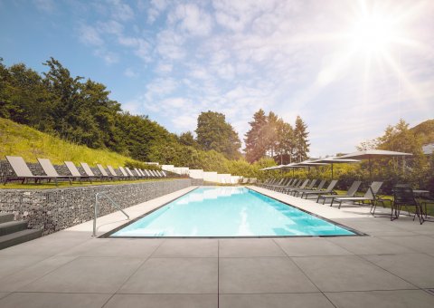 Tauchen Sie bei strahlendem Sonnenschein in den Pool ein