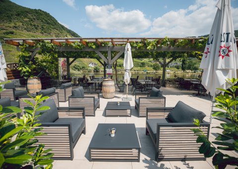 Genießen Sie den Blick von der Terrasse auf die Mosel