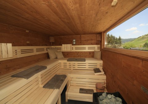Nach dem Yoga bei einem Sauna-Gang entspannen