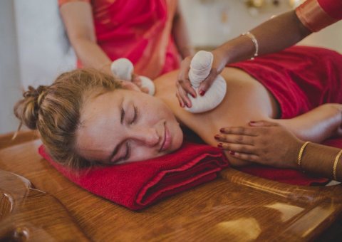 Traditionelle ayurvedische Stempelmassage