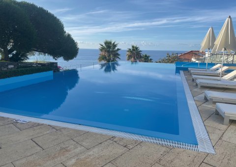 Der Infinity Pool der Hotel Estalagem