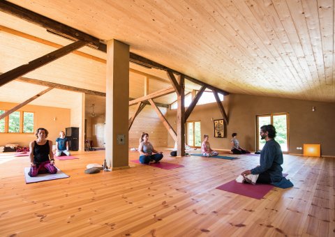 Großzügiger Yoga-Raum im Haus am Watt
