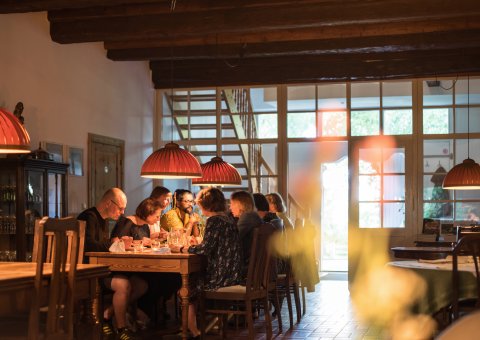 Gemeinsame vegetarische Köstlichkeiten genießen