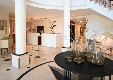 Die elegante Lobby des Hotels heißt Sie herzlich Willkommen