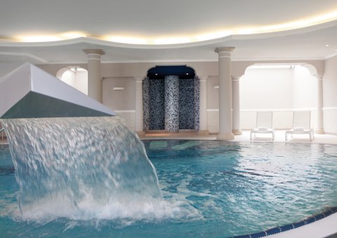 Gönnen Sie sich zwischen den Yoga-Einheiten Entspannung im Indoor-Pool