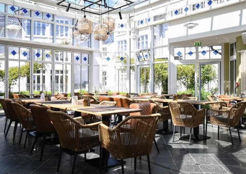 Das Restaurant Strandläufer überzeugt mit seinem lichtdurchfluteten Raum