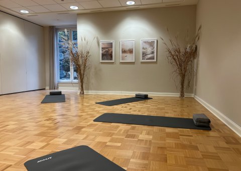 Stilvoller Yogaraum im Hotel Vju
