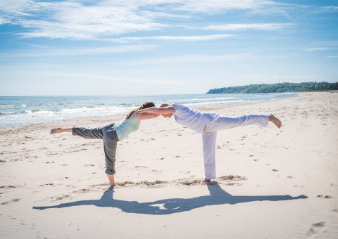 Gemeinsame Yoga-Einheiten am Strand der Ostsee