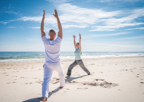 Asanas bei strahlendem Sonnenschein