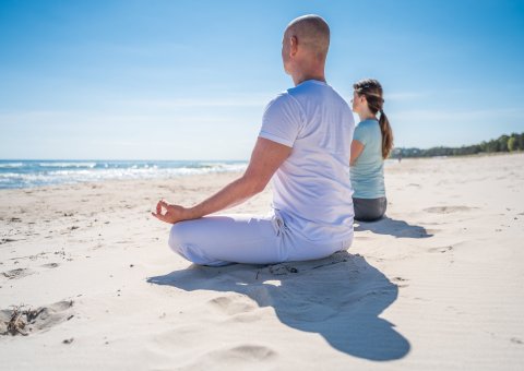 Meditation im Einklang mit dem Rauschen des Meeres