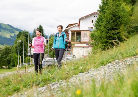 Direkt ab dem Hotel startet ein weitläufiges Netz aus Wanderwegen