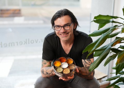 Ayurveda Koch Volker Mehl mit leckeren Gewürzen