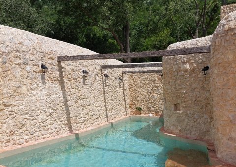 Der Pool im Hotel Balatura erinnert an ein altes Anwesen.