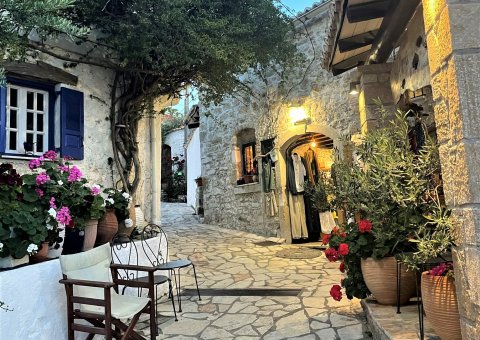 Kleine Boutiquen im Bergdorf Afionas 