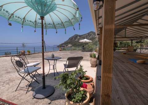 Die Yogahalle mit direktem Blick auf das Meer