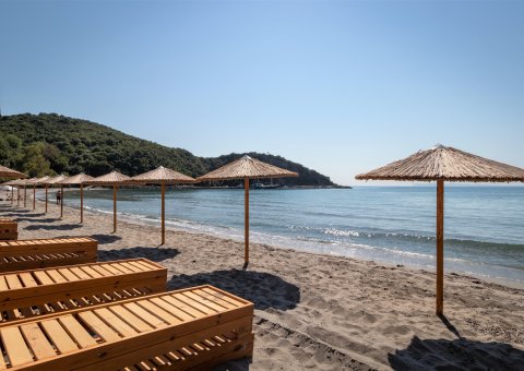 Die traumhafte Bucht Arillas mit glasklarem Wasser