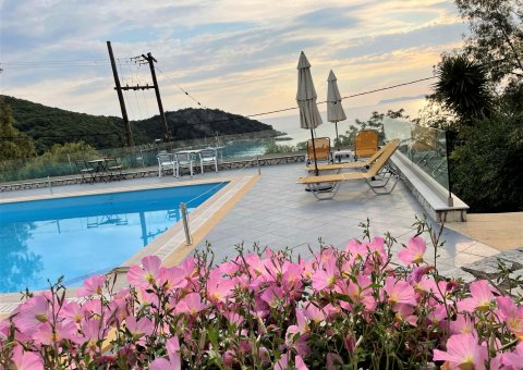 Vom Pool haben Sie den direkten Blick auf das Meer