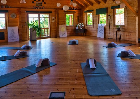 Entspannende Yogaeinheiten in gemütlichem Ambiente