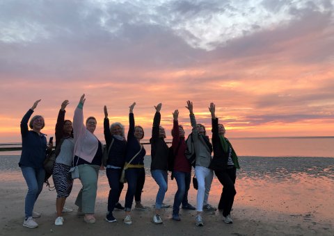 Strahlende Gesichter der Yogis beim Sonnenuntergang