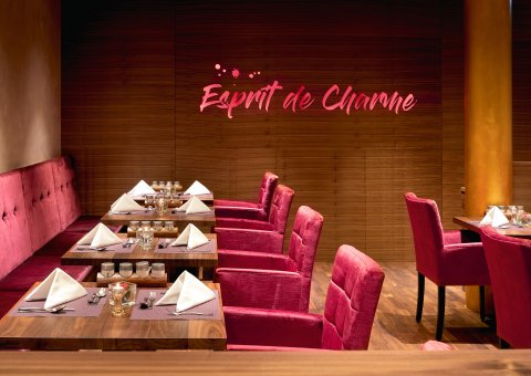 Strahlende Farben und lichtdurchflutete Räume im Restaurant