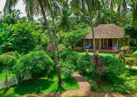Die natürlichen Baumaterialen der Cottages fügen sich in die Natur ein