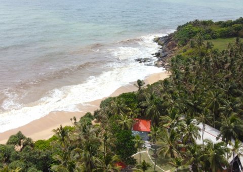 Das Hiru Om liegt direkt am weißen Sandstrand