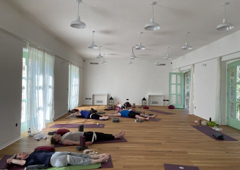 Der helle Yogasaal des Hotels Balatura
